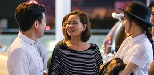 Mẹ Nhã Phương hiếm khi xuất hiện cùng con gái trên báo chí.    