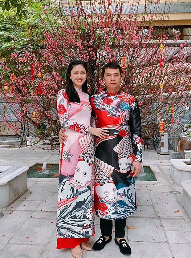 Dịp Tết Nguyên Đán 2019, Thanh Tú và chồng diện áo dài, tình tứ chụp ảnh. Mỹ nhân gốc Hà Nội còn hào hứng khoe, đây là năm đầu tiên cô học cách gói bánh chưng và được cả nhà khen ngon.