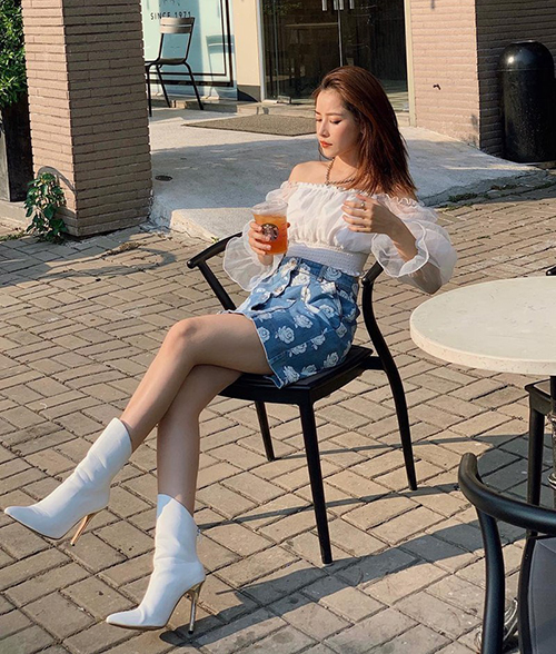 Diện croptop và chân váy giá bình dân nhưng Chi Pu trông vẫn rất đẳng cấp.    