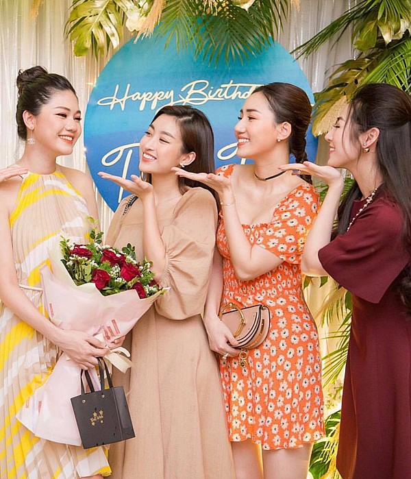 Cuối tháng 4 vừa qua, Thanh Tú đón tuổi mới bên Shbet111 slot, casino, thể thao, xổ số và những người bạn thân thiết. Người đẹp cười rạng rỡ, không giấu niềm hạnh phúc khi được ông xã Thành Phương bí mật tổ chức tiệc, tặng bánh kem và hát mừng sinh nhật. Trong một đoạn video mà chị gái Trà My chia sẻ sau bữa tiệc, Thanh Tú lộ bụng bầu lớn. Dù mang thai ở tháng thứ 8, cô giữ vóc dáng thon gọn và vẻ ngoài tươi tắn.    