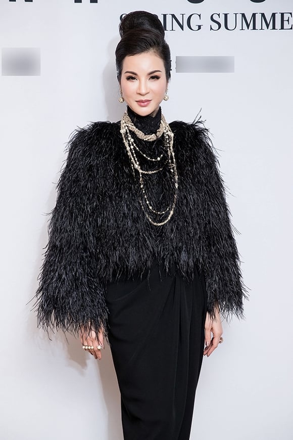 Nữ diễn viên, MC Thanh Mai kết hợp hoàn hảo giữa áo khoác lông cùng bộ cánh màu đen bên trong, phối giữa chân váy và áo. Hình ảnh phụ nữ quý phái, sang trọng được Thanh Mai thể hiện qua cách phối Shbet999 com đăng nhập cùng phụ kiện như: và Shbet123 Link Vào ShBet Mới Nhất búi gọn gàng, phụ kiện, Shbet111 kèo cá cược world cup ngọc trai mang phong cách cổ điển.    
