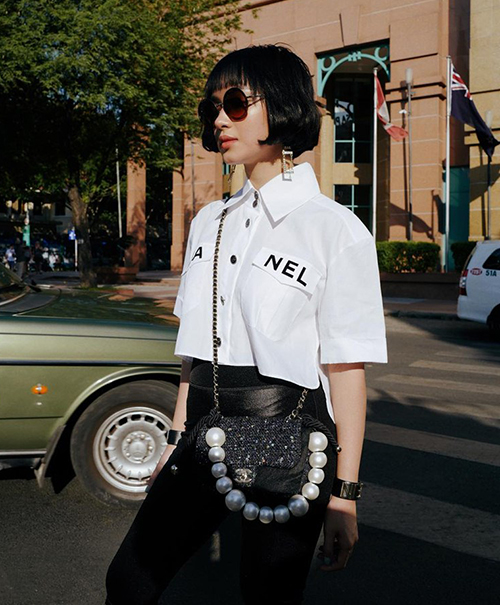 Châu Bùi đầu tư sắm cả cây Chanel sành điệu, trong đó riêng chiếc sơ mi croptop đã có giá đến hơn 55 triệu đồng.    