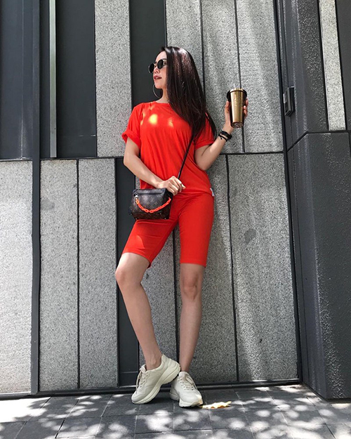 Trà Ngọc Hằng bắt sóng xu hướng quần biker shorts đang gây sốt. Cô nàng kết hợp với áo thun tông xuyệt tông để tăng hiệu quả kéo chiều cao.    