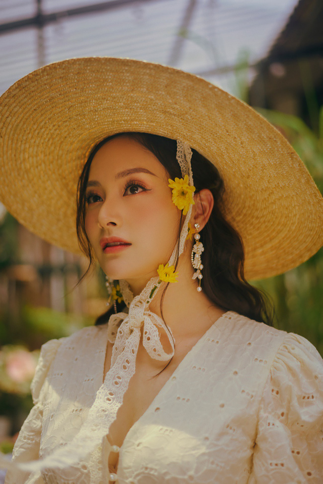 Con gái vừa cứng cáp, Lan Phương liền trở lại với công việc. Cô đưa Lina cùng đi Nhật Bản du lịch hay thỉnh thoảng cho bé đến phim trường 'Nàng dâu order'. Người đẹp từng chia sẻ, trong tháng đầu tiên tham gia phim này, cô hút được khoảng 15 lít sữa, khiến nhiều thành viên trong êkíp trêu chọc.
