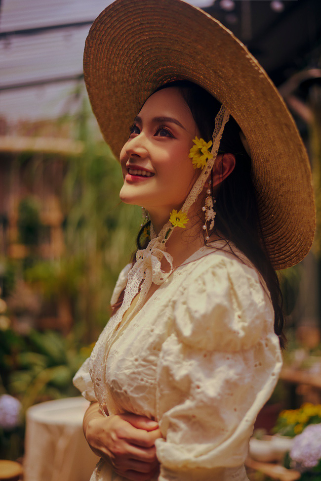 ''Hàng ngày tôi vẫn tự chăm sóc con, trộm vía bé khỏe mạnh, lanh lợi và đáng yêu. Tôi nuôi con rất khoa học và từng ngày hạnh phúc nhìn con lớn lên'', Lan Phương chia sẻ về Shbet16 chơi game trực tuyến. Sau khi sinh con, nữ diễn viên cũng được nhận xét sở hữu nhan sắc mặn mà hơn trước.