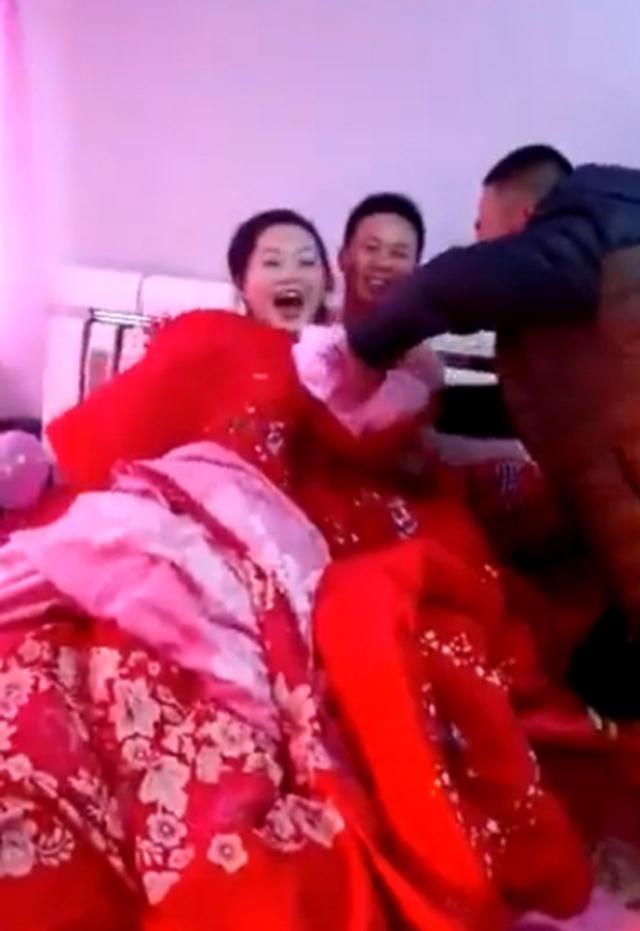 Cô dâu bị khách mời nam lột đồ ngay trên giường tân hôn.