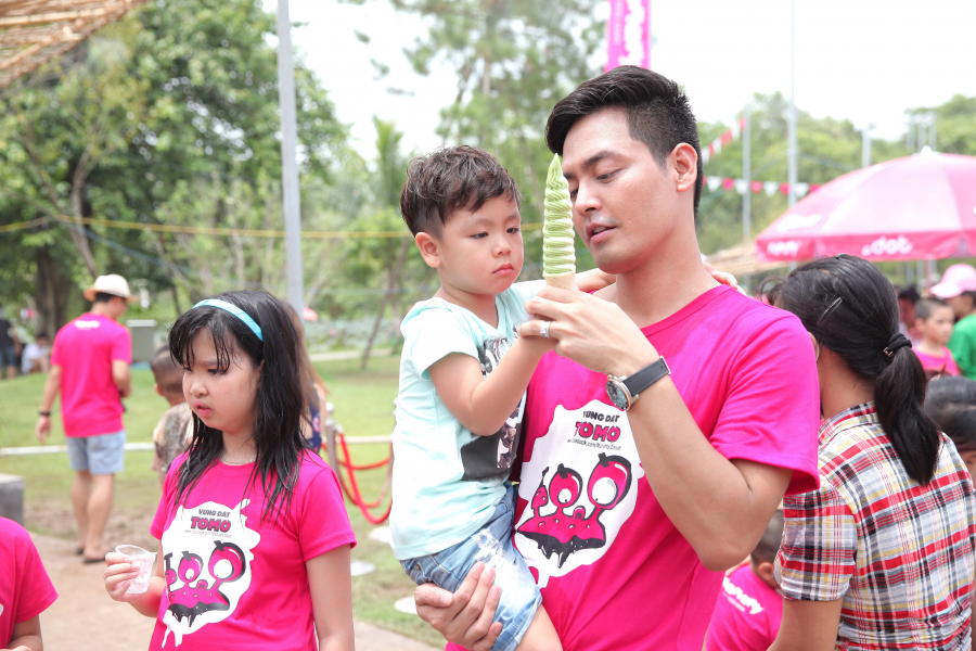 Phan Anh đưa con đi chơi