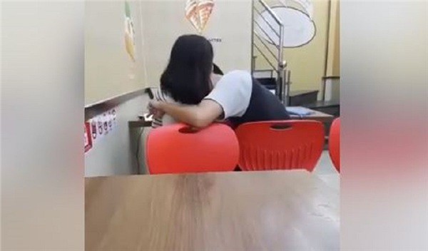 Cặp đôi thể hiện tình cảm tại cửa hàng tiện ích như chốn không người.
