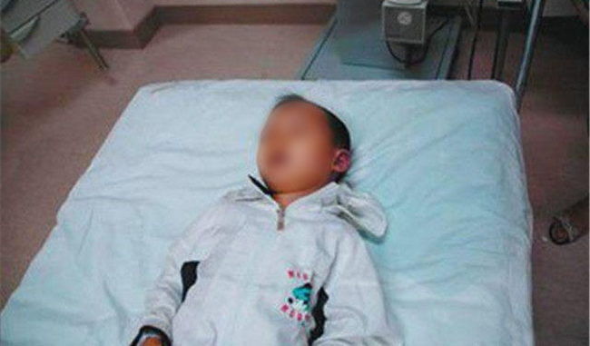 Bé trai người Trung Quốc chịu cảnh sống thực vật