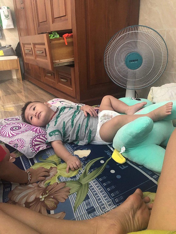 Mới đây, trên trang cá nhân của mình, Lâm Khánh Chi vừa chia sẻ hình ảnh mới của con trai. Lâm Khánh Chi cho biết, con trai Thiên Long vừa phải đi chích ngừa về nên khá nhõng nhẽo. Cậu bé cứ khóc hoài. Nữ ca sĩ chuyển giới cho biết con bị hành sốt nên cô cũng sốt theo. Nhìn con, Lâm Khánh Chi mới hiểu nỗi lòng người mẹ và thương mẹ mình nhiều hơn.    