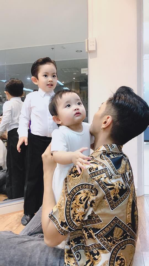Khoe ảnh bên hai con, Phan Hiển nhắn nhủ bà xã việc sinh thêm em bé.    