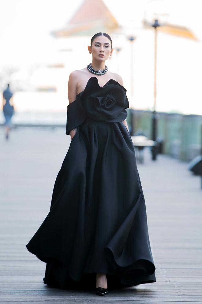 Đường catwalk khá dài nhưng vẫn không thể làm cản trở những sải bước mạnh mẽ, đầy nội lực và chuyên nghiệp của Võ Hoàng Yến. Gương mặt góc cạnh, sắc sảo của huấn luyện viên The Face 2018 trở thành điểm nhấn đầy thu hút  