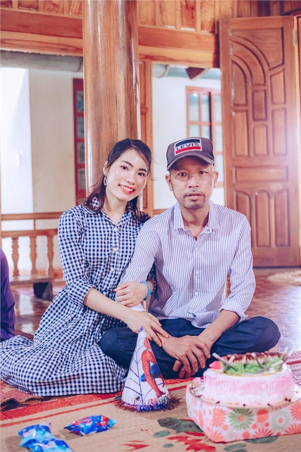 Thùy hạnh phúc khi được ở bên bố.
