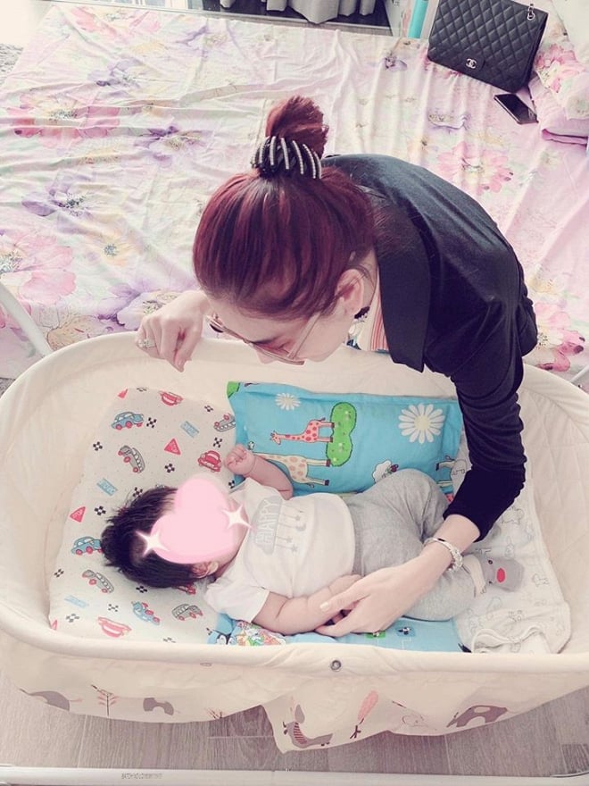 Lâm Khánh Chi từng chia sẻ hình ảnh con trước đó nhưng quyết giấu mặt.    