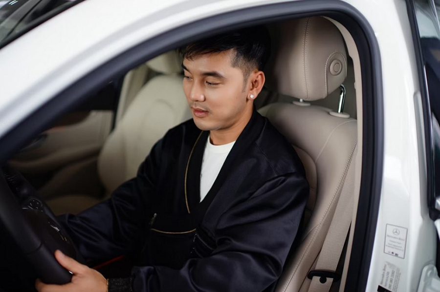 Ưng Hoàng Phúc háo hức thử lái chiếc xe mới “tậu”    