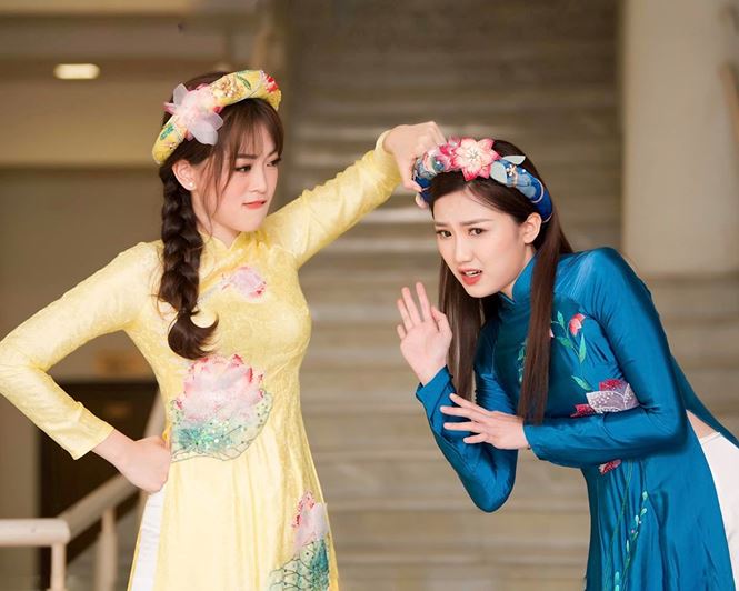 Cả hai tạo dáng hài hước và vui nhộn trước ống kính máy ảnh.  
