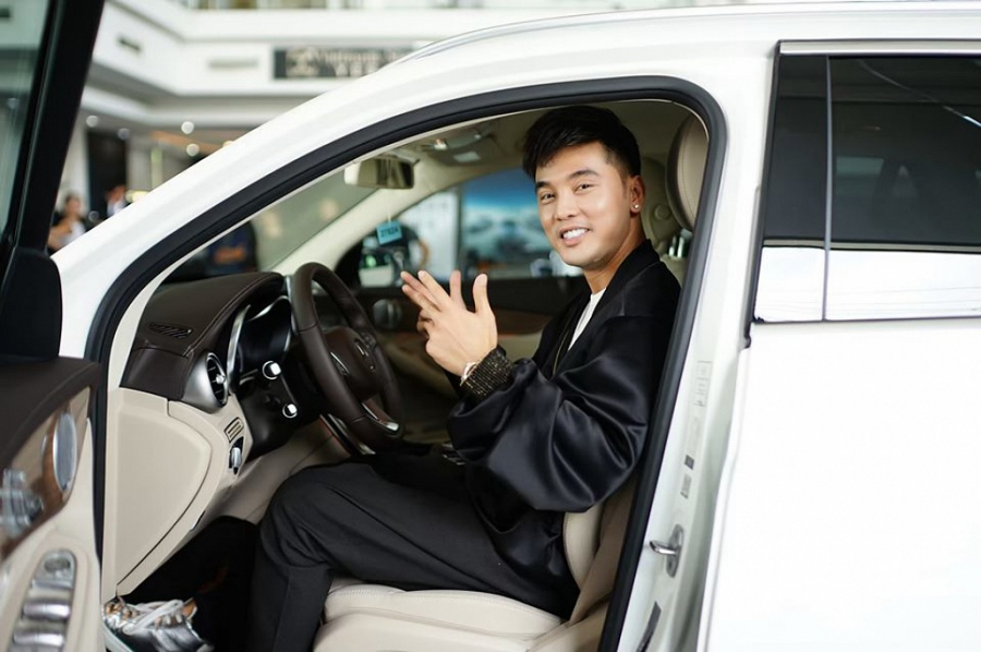 Ngoài đến nhận xe, nam ca sĩ sinh năm 1981 còn hát tặng các nhân viên trong cửa hàng ca khúc Thà rằng như thế gắn liền với tên tuổi của mình.    