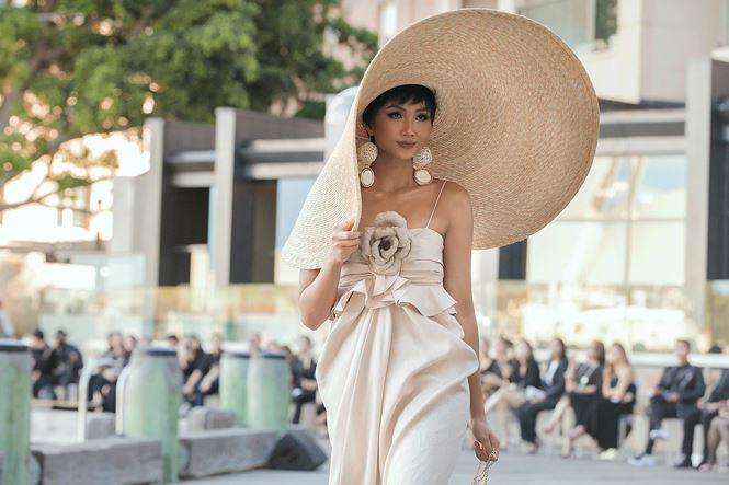 Chiếc mũ cói rộng vành với kích thước cực lớn là điểm nhấn cho sự xuất hiện của H’Hen Niê. Người đẹp cũng khéo léo làm bạn với món phụ kiện này để có được những sải bước thoải mái, nhẹ nhàng, đủ chinh phục người xem.  