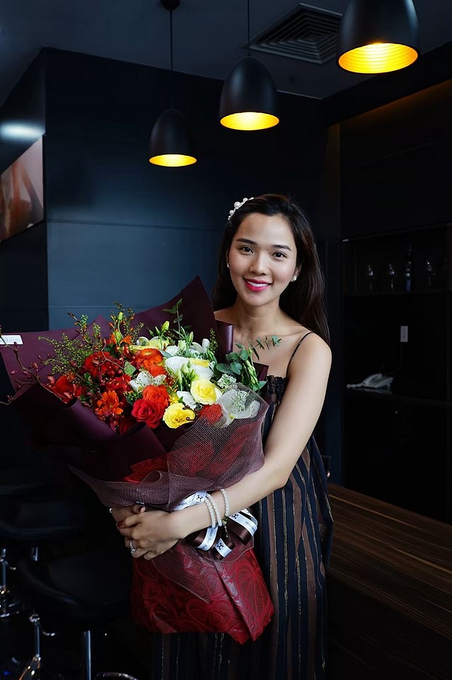 Nhận được món quà giá trị này từ chồng, siêu mẫu Kim Cương cho biết: “Cô rất hạnh phúc và thương ông xã lắm”. Đang ở tháng thứ 4 của thai kì nên bà xã nam ca sĩ vẫn còn thon gọn và chưa có dấu hiệu tăng cân là bao.    