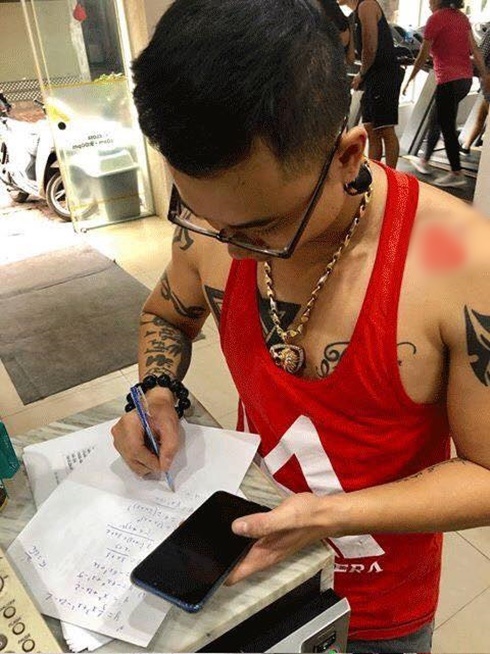 Ông bố giải toán cho con gái trong phòng tập gym.