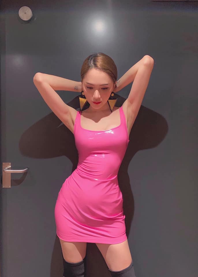 Diện đầm ôm sát chất liệu vải bóng, Hương Giang vô tình để lộ khuyết điểm bụng to.    