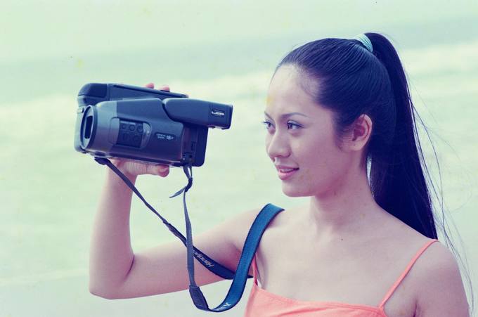 Mới đây, đạo diễn Vũ Ngọc Đãng chia sẻ lại hình ảnh từng chụp hậu trường trong các MV, bộ phim nổi tiếng của các diễn viên, người mẫu đình đám một thời từng cộng tác với anh. Trong hình là diễn viên Thanh Thúy. Cô khoe nhan sắc mộc mạc khi đóng vai nữ chính trong MV đầu tay của ca sĩ Hàn Thái Tú, được quay vào năm 2003.    