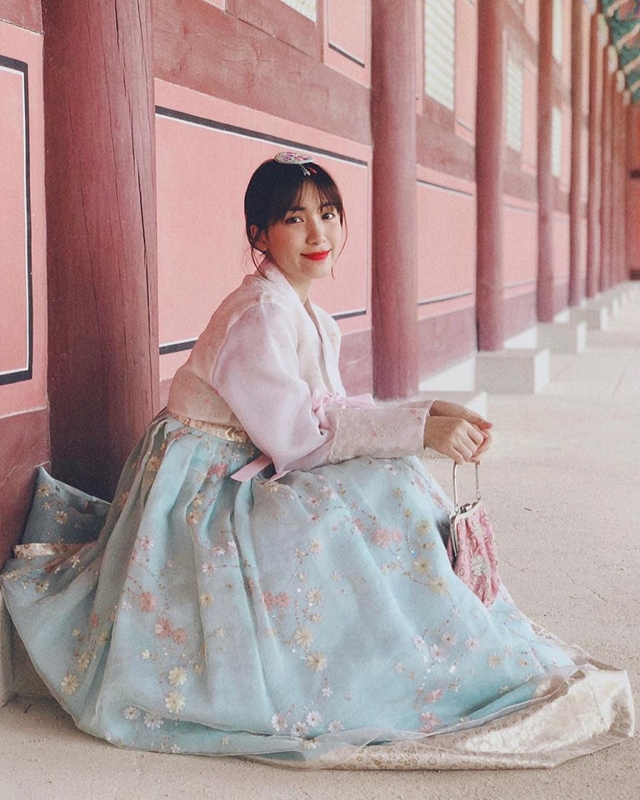 Nữ ca sĩ cực xinh xắn trong Shbet999 com đăng nhập hanbok. Hầu hết, ai ai khi đi đến đất nước này cũng nhanh chóng giữ lại kỉ niệm bằng một khoảnh khắc diện đồ truyền thống khá nữ tính.    
