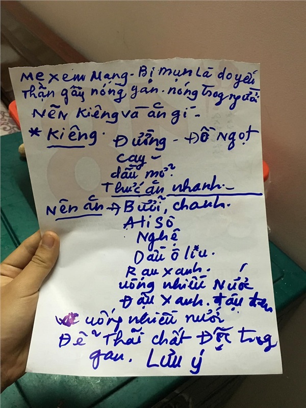 Thấy con gái bị mụn mẹ đã lên mạng tìm hiểu nguyên nhân và dặn dò con cẩn thận.
