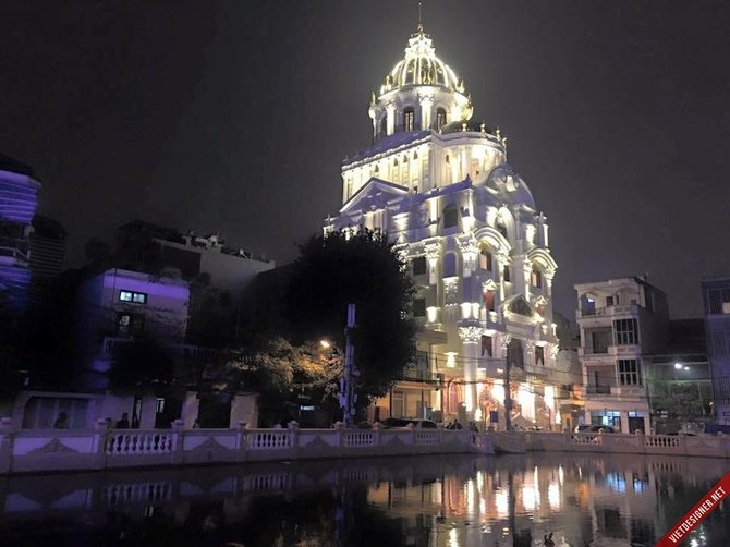 Ở căn biệt thự này, ông Thanh sử dụng hoàn toàn kiểu kiến trúc châu Âu. Đặc biệt, bên ngoài còn lắp hệ thống đèn sáng tứ phía, bao dung quanh. Thế nên, vào buổi tối, nó như một thế giới thu nhỏ khác biệt giữa lòng Thủ đô nhộn nhịp.    