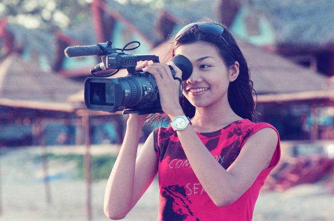 Nhan sắc mộc mạc với nước da ngăm, khuôn miệng rộng của Thanh Hằng thời điểm vừa đăng quang Hoa hậu Phụ nữ Việt Nam qua ảnh 2002 còn gây nhiều tranh cãi.    