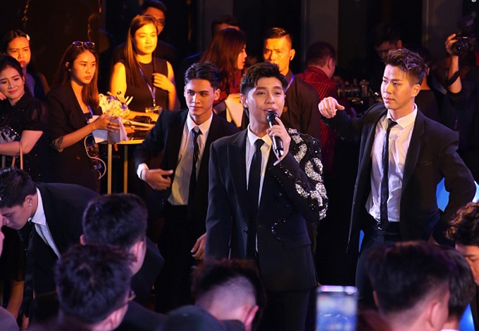 Noo Phước Thịnh cùng vũ đoàn mang tới những giai điệu sôi động.    