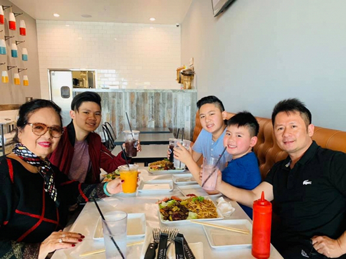Bằng Kiều đưa mẹ đi chơi