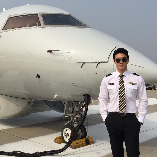 Anh chàng cơ trưởng điển trai khiến bao cô nàng 