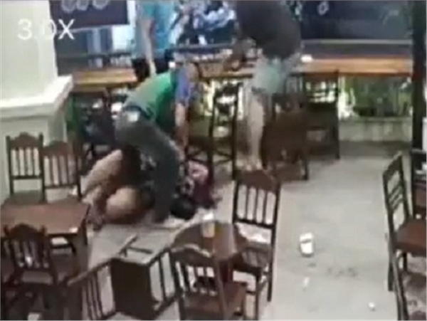 Thanh niên tát, đấm túi bụi vào mặt cô gái trong quán cà phê.