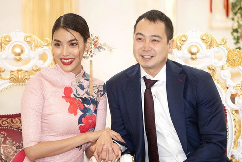 Lan Khuê và chồng chụp ảnh lưu niệm dịp Tết Kỷ Hợi.     