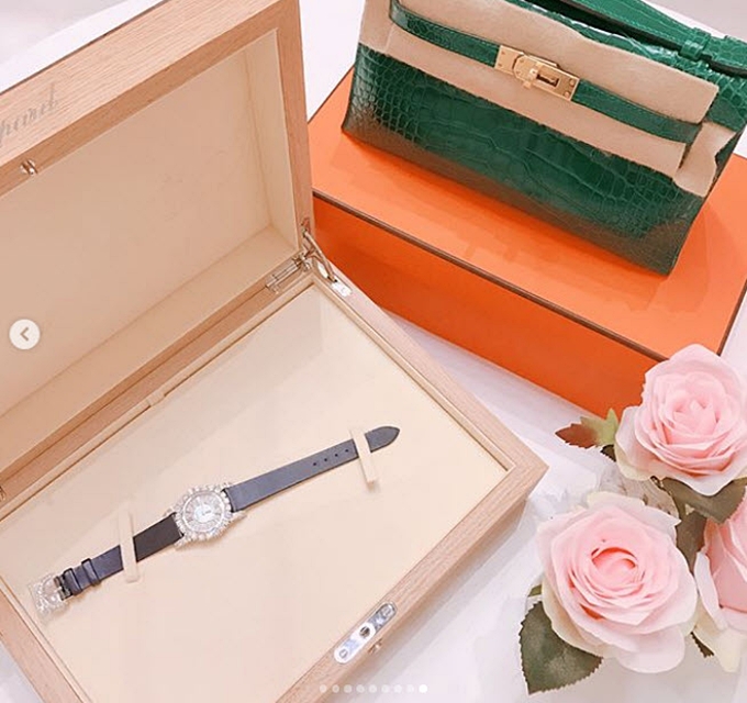 Năm 2017, Ngọc Trinh cũng vung tiền tỷ mua quà sinh nhật, gồm đồng hồ Chopard hơn 1,3 tỷ đồng, túi Hermes Mini Kelly 880 triệu đồng...    