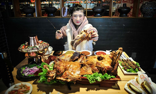 Cô nàng nhỏ bé ăn hết con cừu nặng 15 kg.