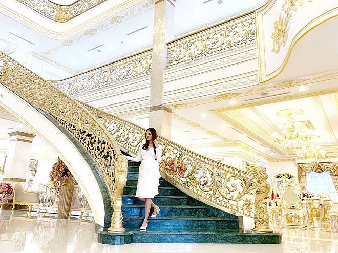 Biệt thự gồm 3 tầng, có view nhìn ra sông, khoảng sân vườn rộng không khác gì khách sạn nghỉ dưỡng. Chỉ cần nhìn thoáng qua những hình ảnh Lan Khuê chia sẻ cũng đủ thấy độ xa hoa của căn biệt thự.    