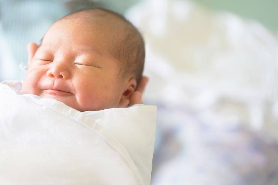 Miếng lót và tã dán sơ sinh Bobby với chất liệu mềm mịn, chăm sóc thật nhẹ nhàng cho Mừng SHBET phiên bản mới 2025 bé sơ sinh