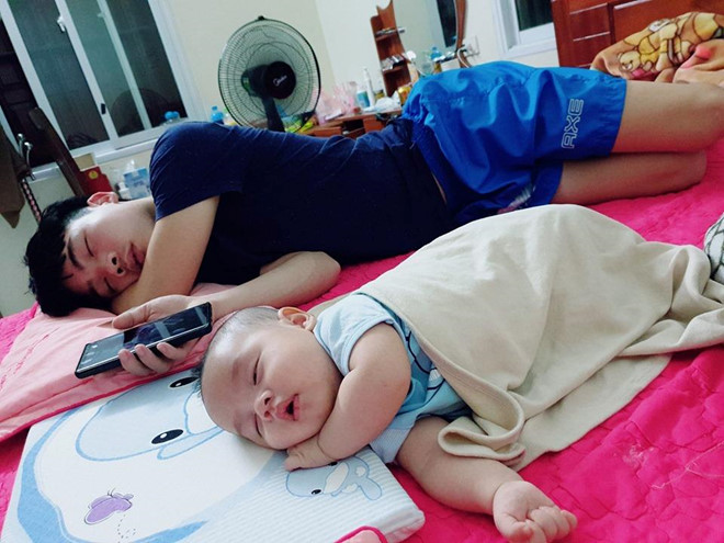 Một số người cho rằng con cái giống cha mẹ là chuyện bình thường, nhưng giống cha đến mức từ ngoại hình đến dáng ngủ thì chẳng khác nào 