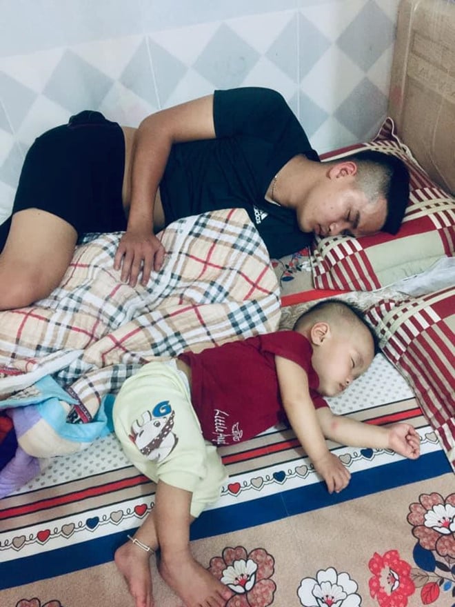 Nhiều người còn hài hước nói rằng hai cha con trong ảnh chẳng khác gì sinh đôi, chỉ có điều anh lớn ra trước vài chục năm thôi. Duy Quỳnh chỉ biết thốt lên 