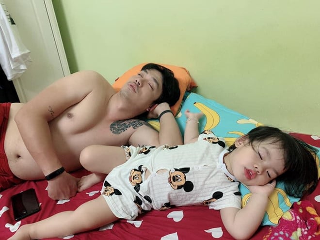 An Nhiên không nói nên lời trước tướng ngủ của hai cha con. Cô chỉ biết để lại ảnh cho dân mạng bình luận. 