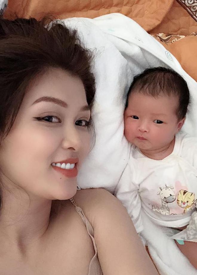 Yến Oanh chia sẻ bức hình bên đứa con thứ 5