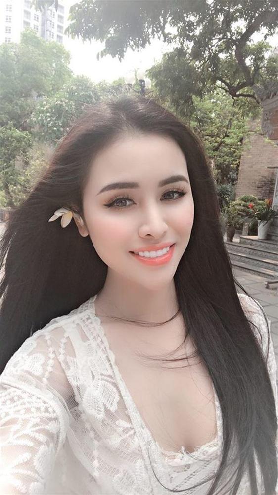 Thư Dung đăng hình selfie rạng rỡ đi chùa.    