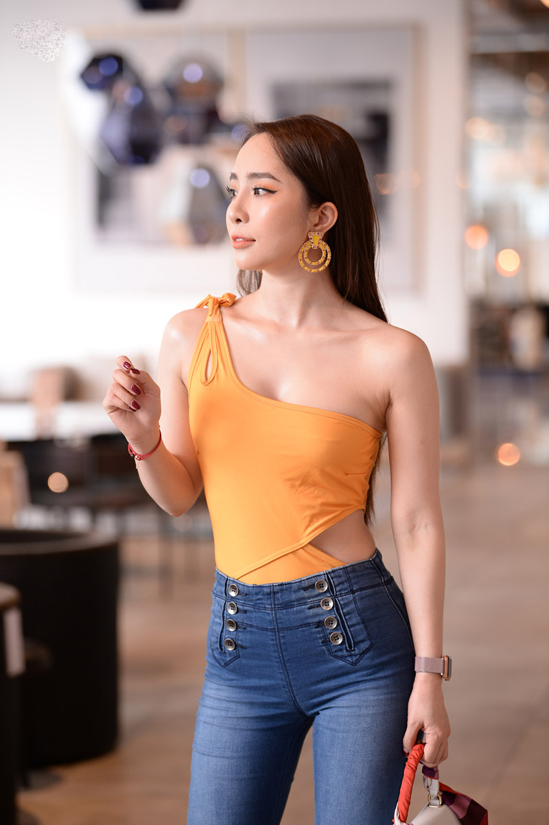 Người đẹp thu hút mọi ánh nhìn ngay từ khi xuất hiện với phong cách trẻ trung, gợi cảm.    