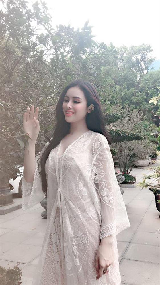 Tư thế chụp hình của người đẹp lúc nào cũng là ưỡn vòng 1 hết cỡ.    