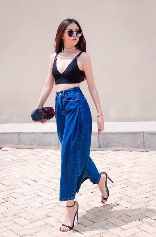 Quần jeans ống rộng được “bắt bài” bởi áo croptop hở eo chuẩn phong cách sexy quen thuộc giúp Hoàng Thùy Linh ghi điểm tuyệt đối    