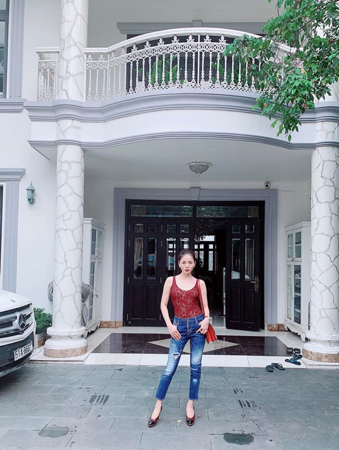Một trong những minh chứng cho khối tài sản kếch xù của giọng ca Sầu tím thiệp hồng chính là việc cô sở hữu cùng lúc hai căn biệt thự sang trọng tại Mỹ và Việt Nam. Hiện tại, vợ chồng Lệ Quyên sinh sống trong cơ ngơi đồ sộ tại vị trí đắc địa ở khu Thảo Điền, quận 2 (TP.HCM)   