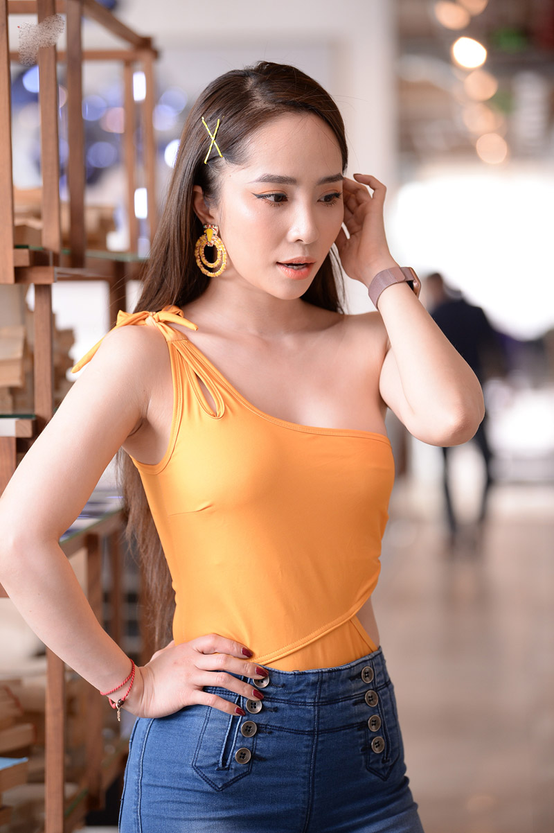 Quỳnh Nga chọn cho mình một chiếc swinsuit màu cam nổi bật với những đường cut-out tinh tế khéo tôn lên vòng eo thon gọn.    