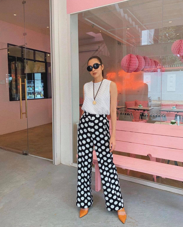 Tăng Thanh Hà mix màu trắng đen hài hòa cho set đồ gồm áo sát nách và quần ống suông - Shbet999 com đăng nhập được các fashionista 'săn lùng' ở mùa hè 2019.    
